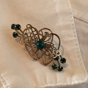 Vtg heart and flower brooch gold tone with green prong stones